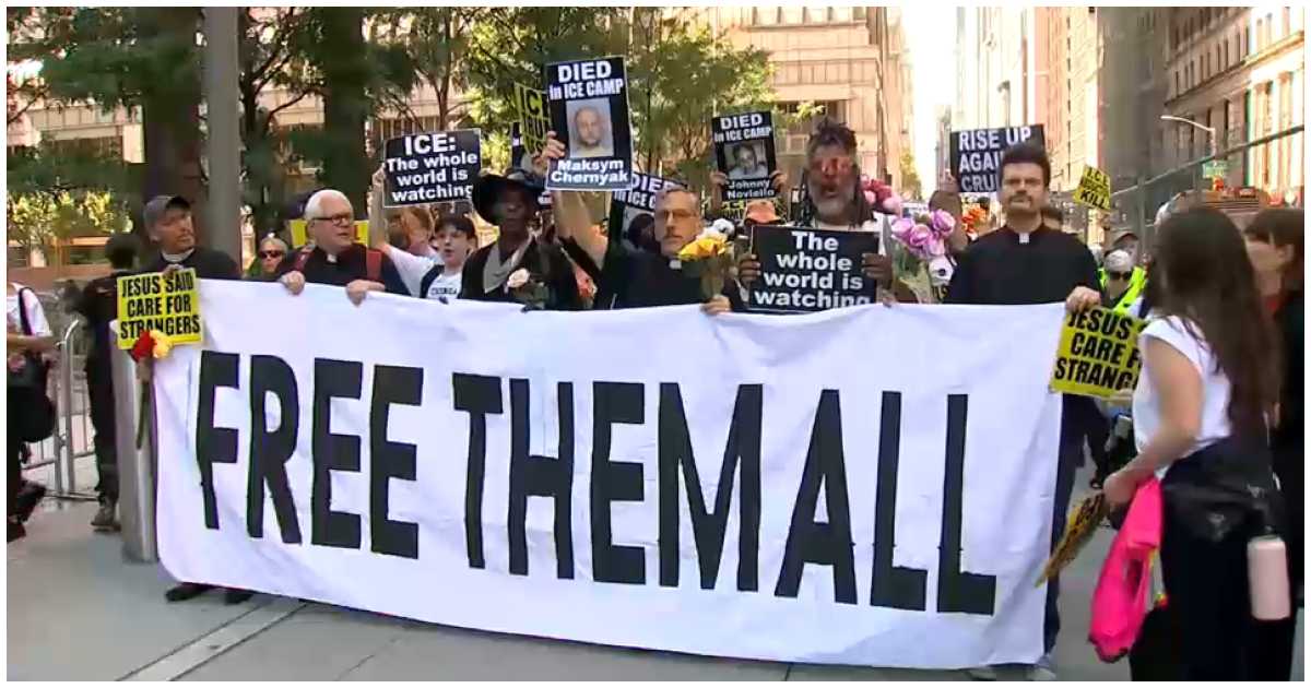 বিক্ষোভকারীরা শুরুতে ফেডারেল প্লাজা অভিমুখে যাত্রা করেন। তাদের কেউ কেউ ভবনটির বাইরে স্লোগান দেন।  ছবি: আইউইটনেস নিউজ